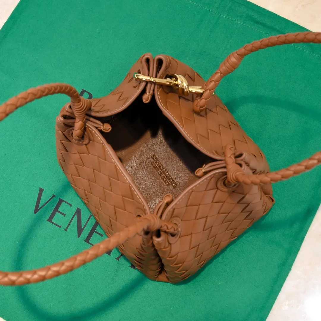Batch 1760 BV home is new! Andiamo combines Bottega Veneta archives parachute handbags to inherit retro elements and integrate modern trends. The same style as Shu Qi's Beijing Night. It is a continuation of the classic bag. It has three functions: hand carry, shoulder and cross-body. It is embellished with metal brass knot buckles. The capacity of the small one is amazing. It can easily hold sunglasses in a box/small bottle of water/powder powder/charger and other daily necessities when going out. The upper body is versatile. Style number: 6569 Size: 21*17*16.5cm